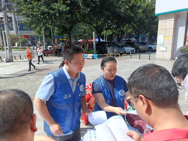 温江区司法局公平司法所开展“送法进社区”法治宣传活动，提供专业社会经济咨询服务